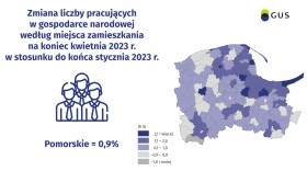 Białe tło, po lewej stronie tekst na niebiesko informujący o zmianie liczby pracujących , po prawej mapa województa
