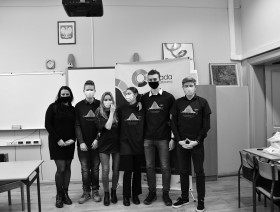 Pięciu uczestników olimpiady w okolicznościowych koszulkach